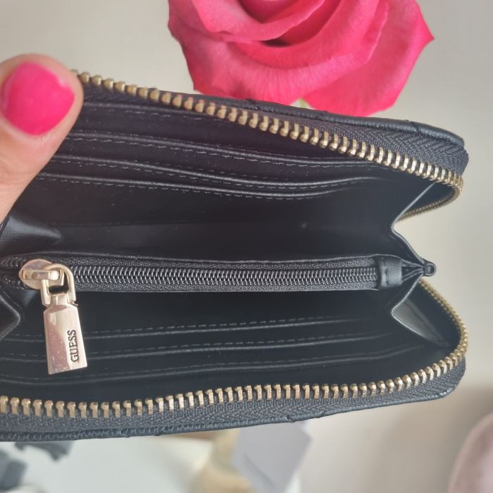 Portfel Guess Carly czarny gratis zawieszka