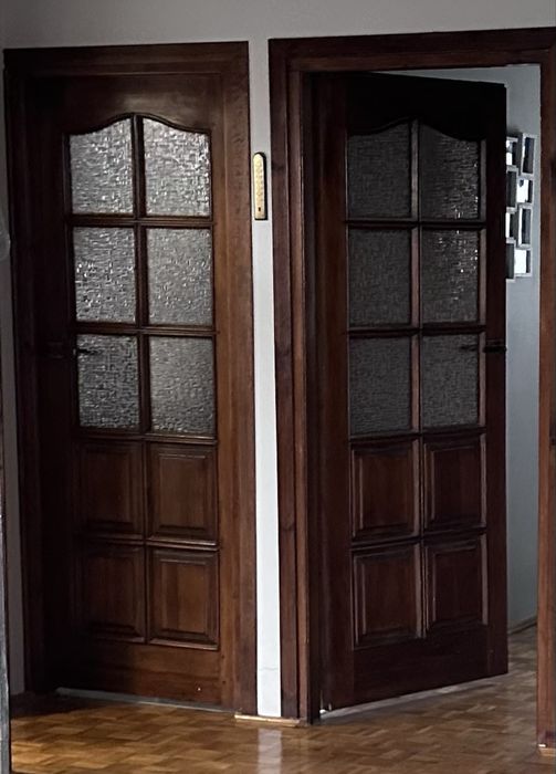 Drzwi drewniane z futrynami i zamkami