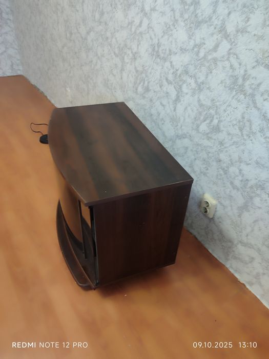 Тумбочка на колесах під телевізор