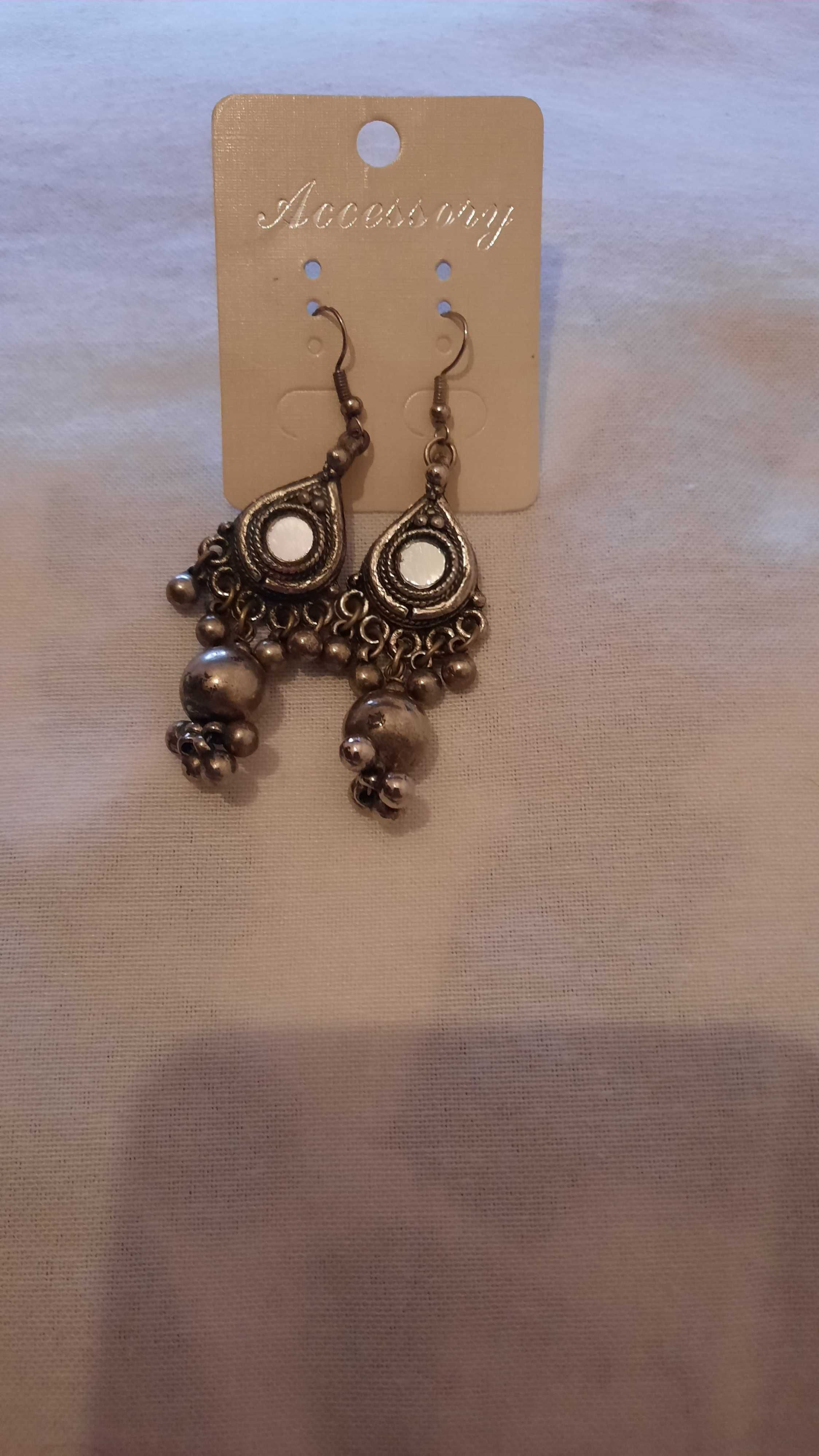 Brincos modernos exclusivos cor prata