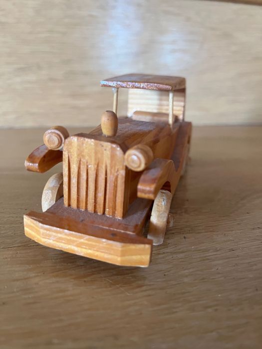 Drewniany samochód. Zabawka, eksponat, prezent, model.