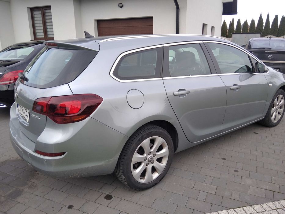 OPEL ASTRA J COSMO-dynamiczna i ekonomiczna-xenon- navi-prywatnie
