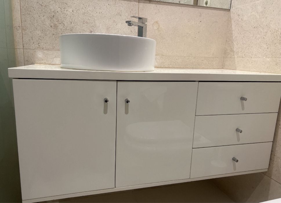 Movel de casa de banho com pio e torneira