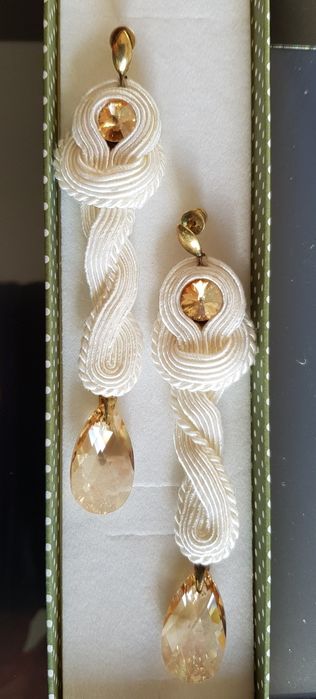 Kolczyki długie, białe, sutasz