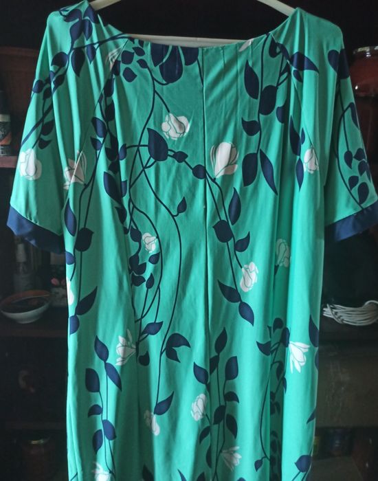 Платье с коротким рукавом.