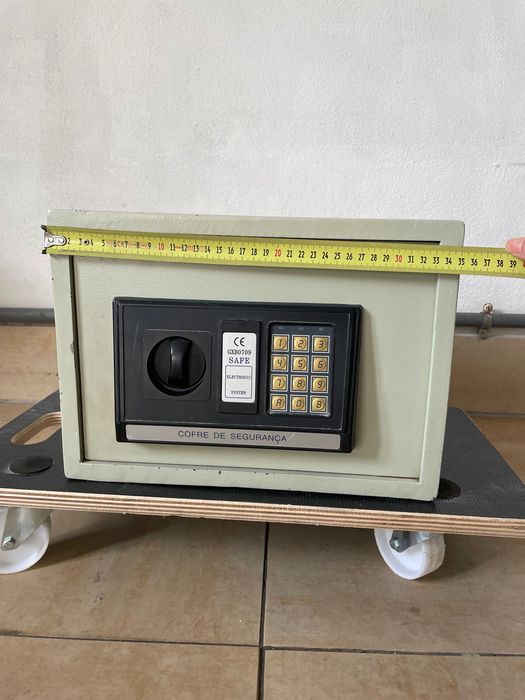 Cofre pequeno cinzento