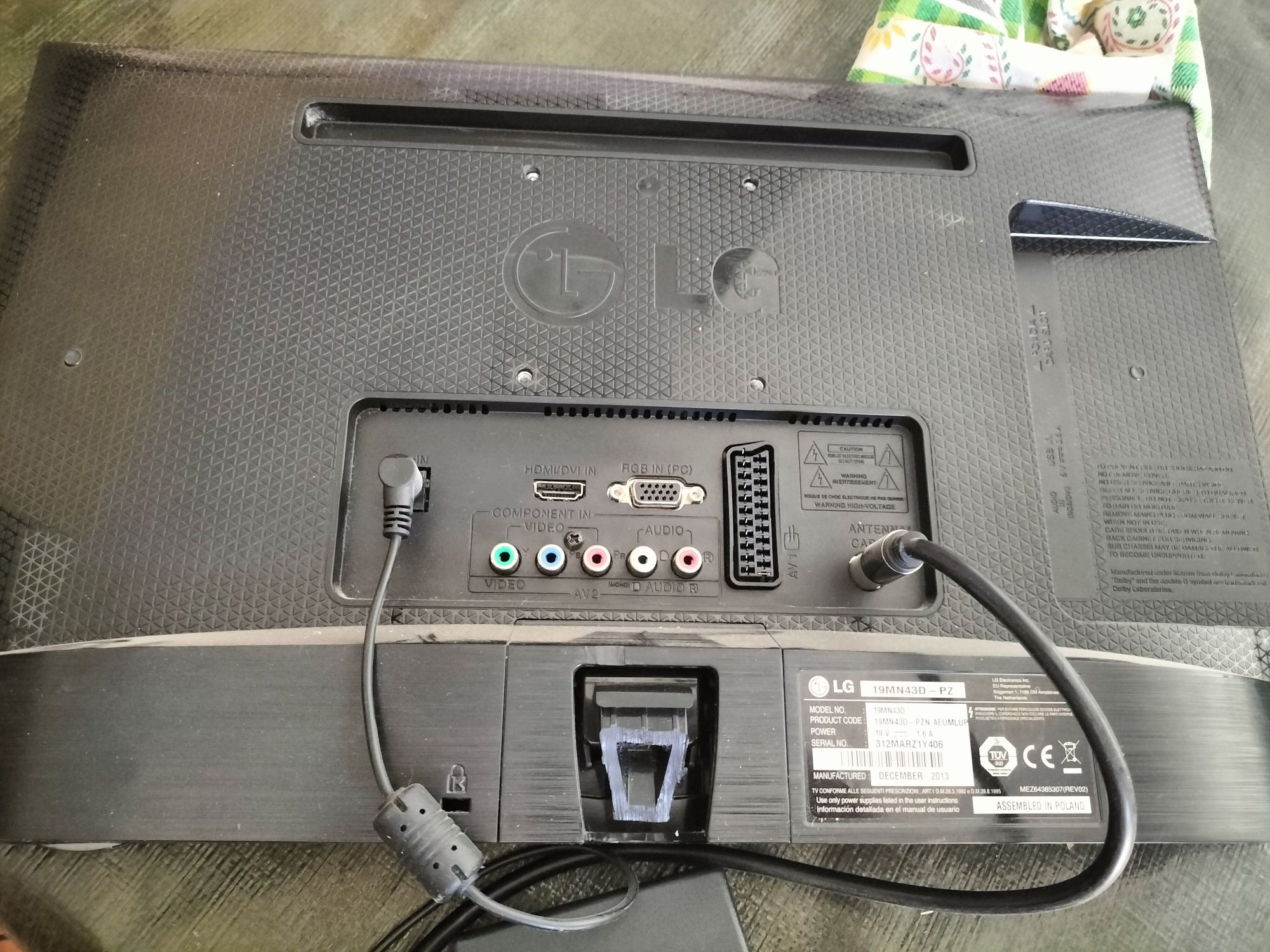 TV LG pequena, modelo 19MN43D-PZ de 2013