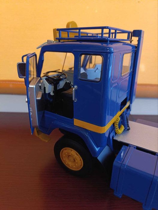 Модель автомобіля 1:18 RoadKings Volvo F88 Truck ASG 1965 Blu