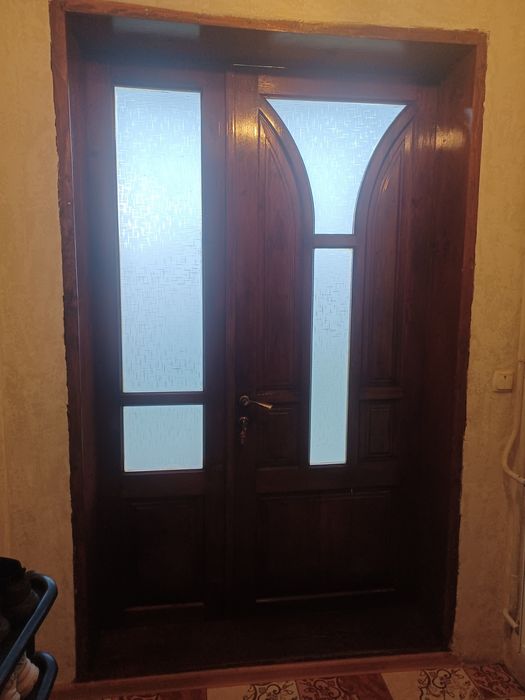 Вхідні двері з дерева, в хорошому стані