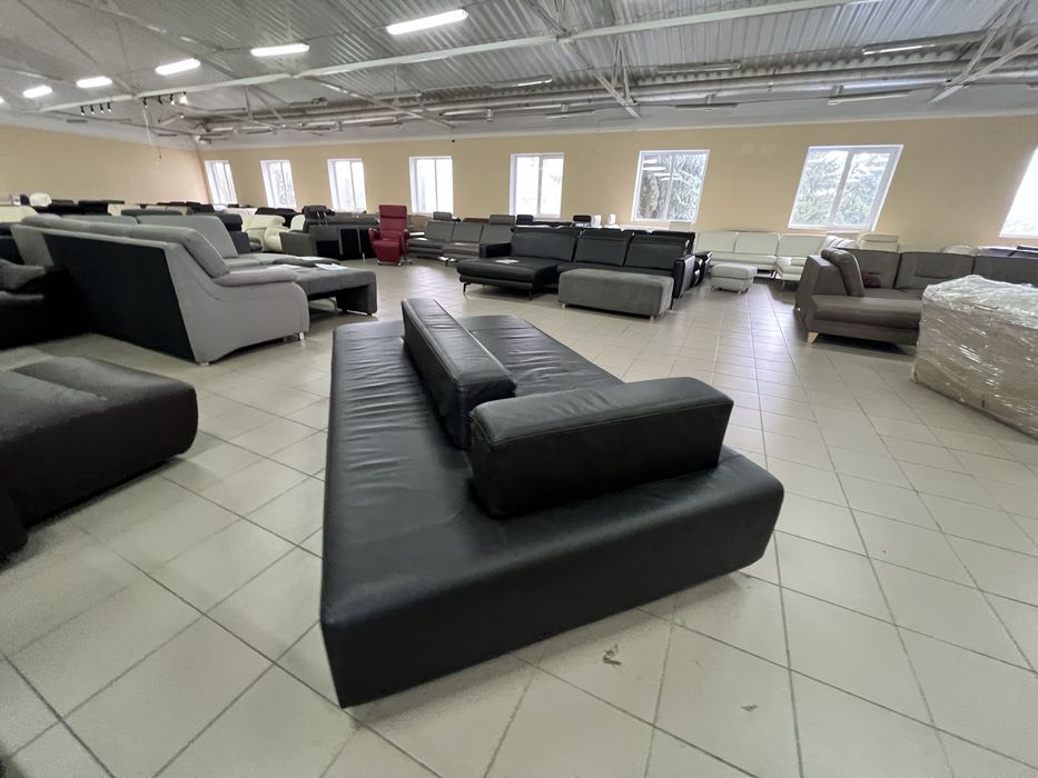 Диван чорний шкіряний з подушками модерн