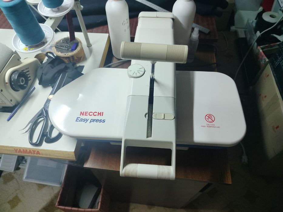 Продам аверлок у робочому стані за ціною 5000грн. Прес 1200.