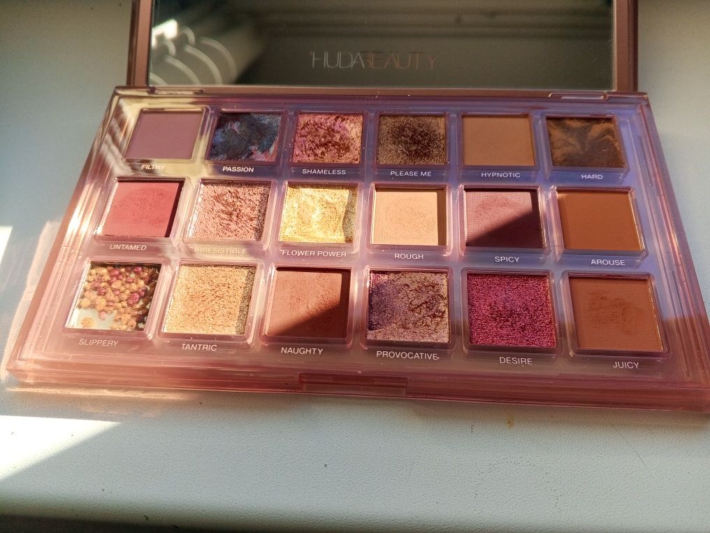 Huda Beauty Nude Naughty paleta