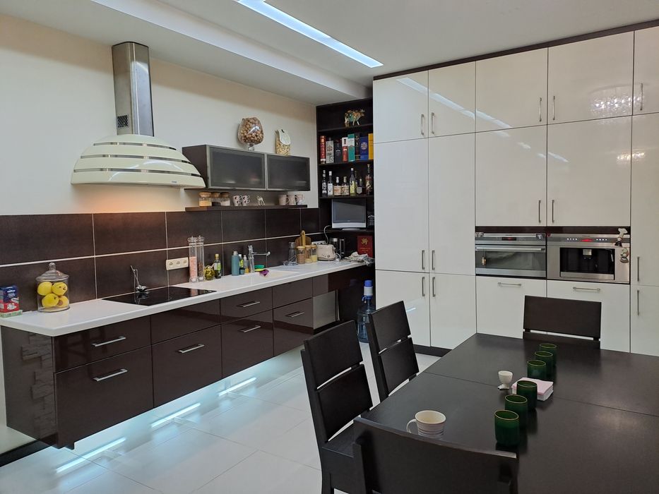 Оренда будинку з басейном новобудова