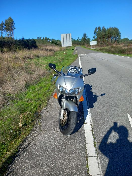 Vendo vfr 800 em bom estado 2700 preço fixo peneus novos .