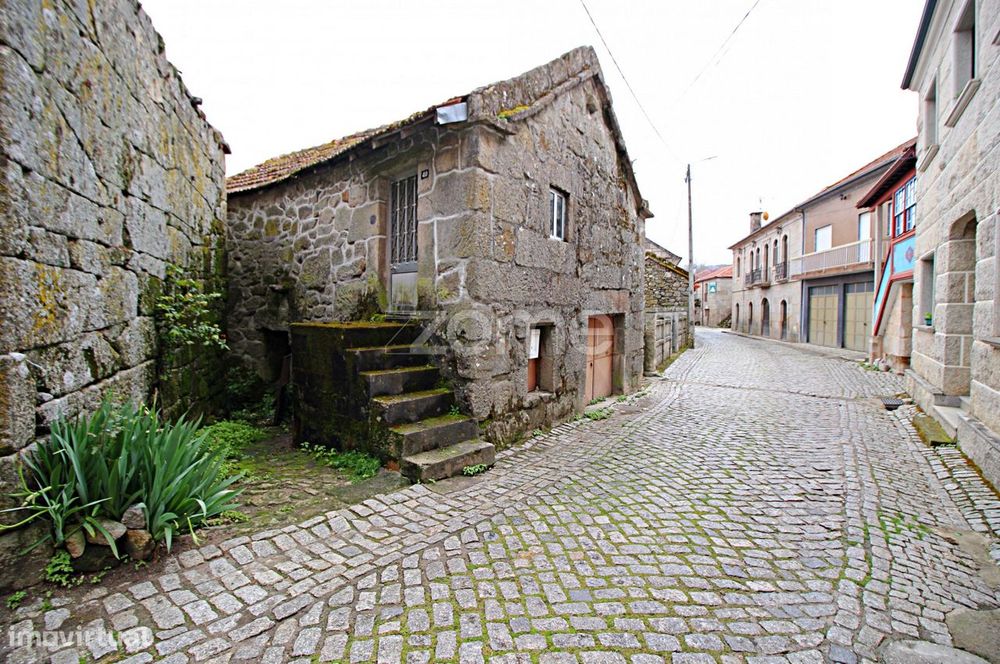 Duas Casas em Pedra para Reabilitação em Tourém, Montalegre