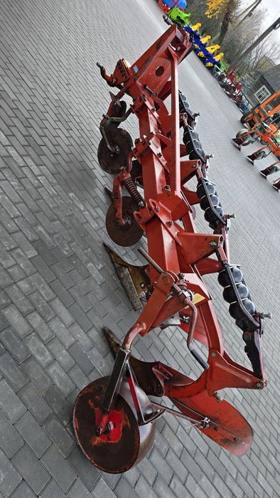 Плуг Оверум Швеція чотирьох або трьох корпусний.