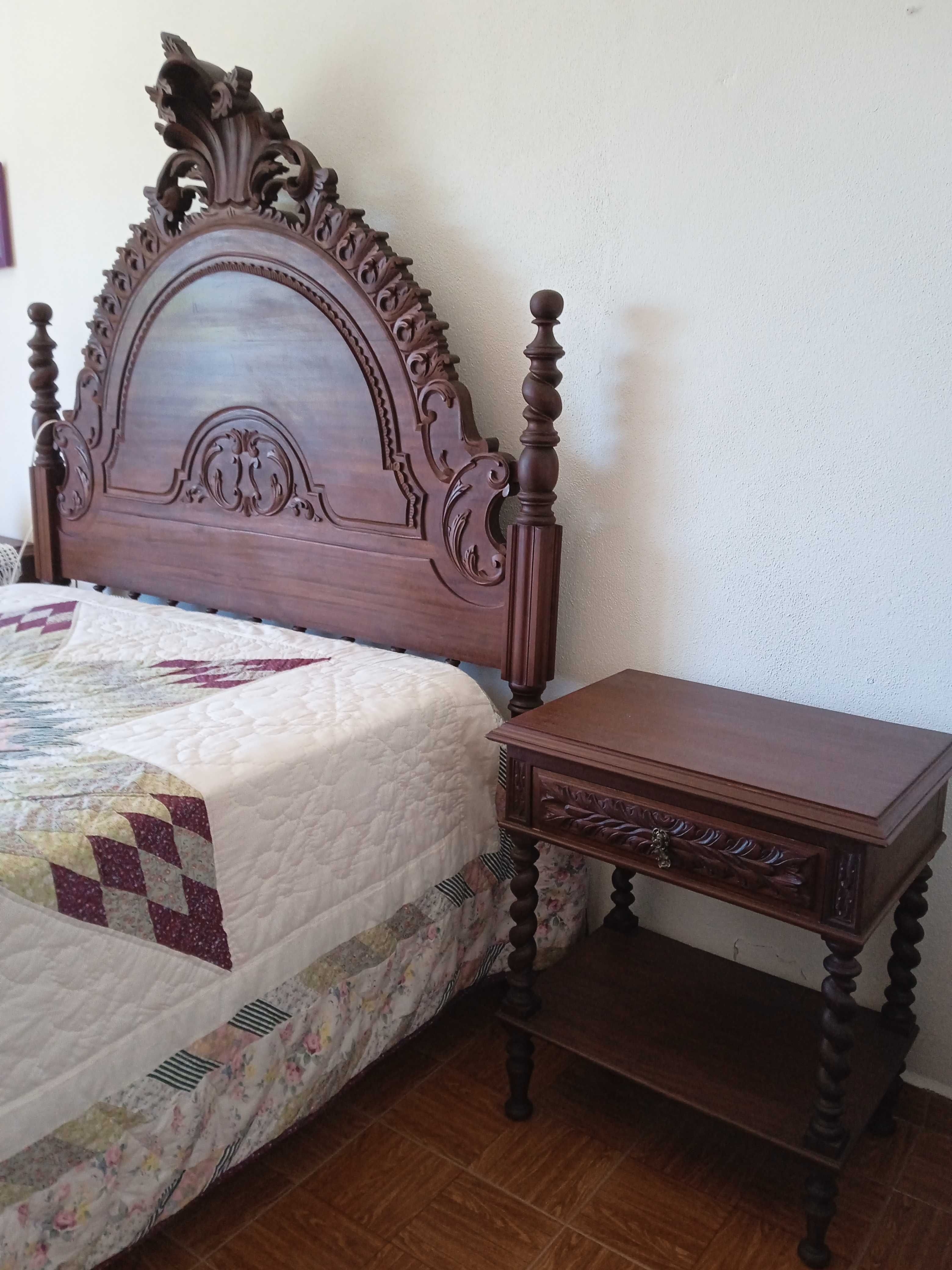 Móvel de QUARTO COMPLETO (Colchão incluído) em Nogueira