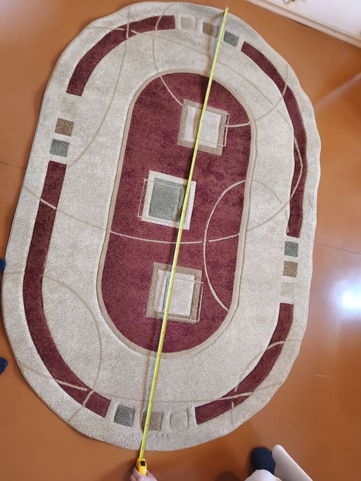 Продам овальний килим бу в гарному стані.