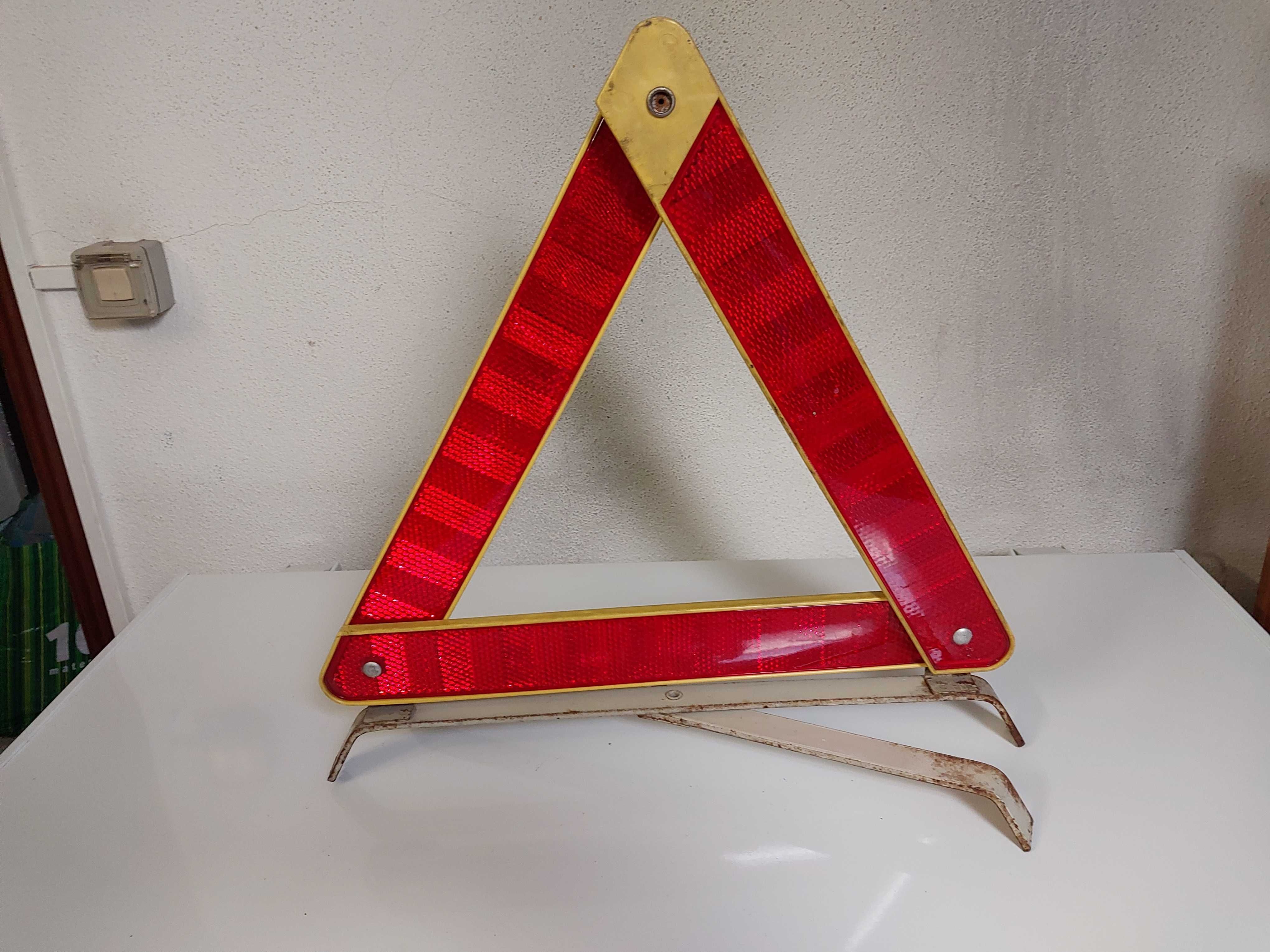 Conjunto de dois triângulos de sinalização de perigo e um macaco