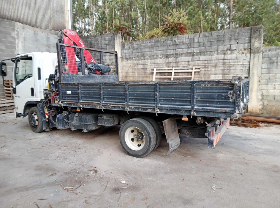 Camião ISUZO tribasculante com grua, 56.400km