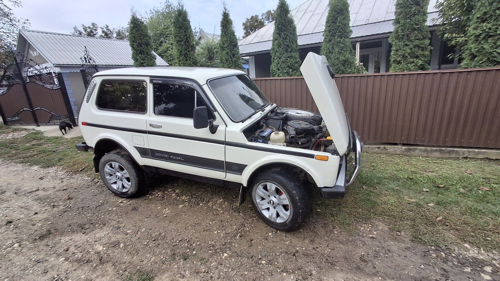 Продав авто нива в гарному стані все працює коробка роздача не шумить