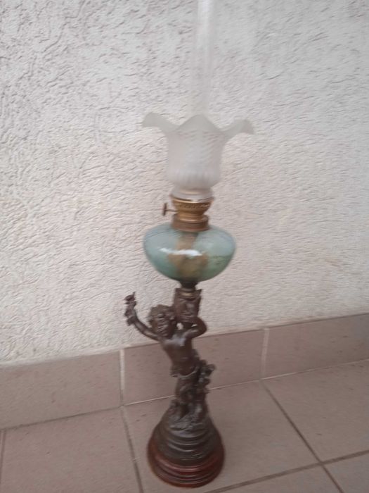 Figuralna sygnowana lampa naftowa z XIX wieku