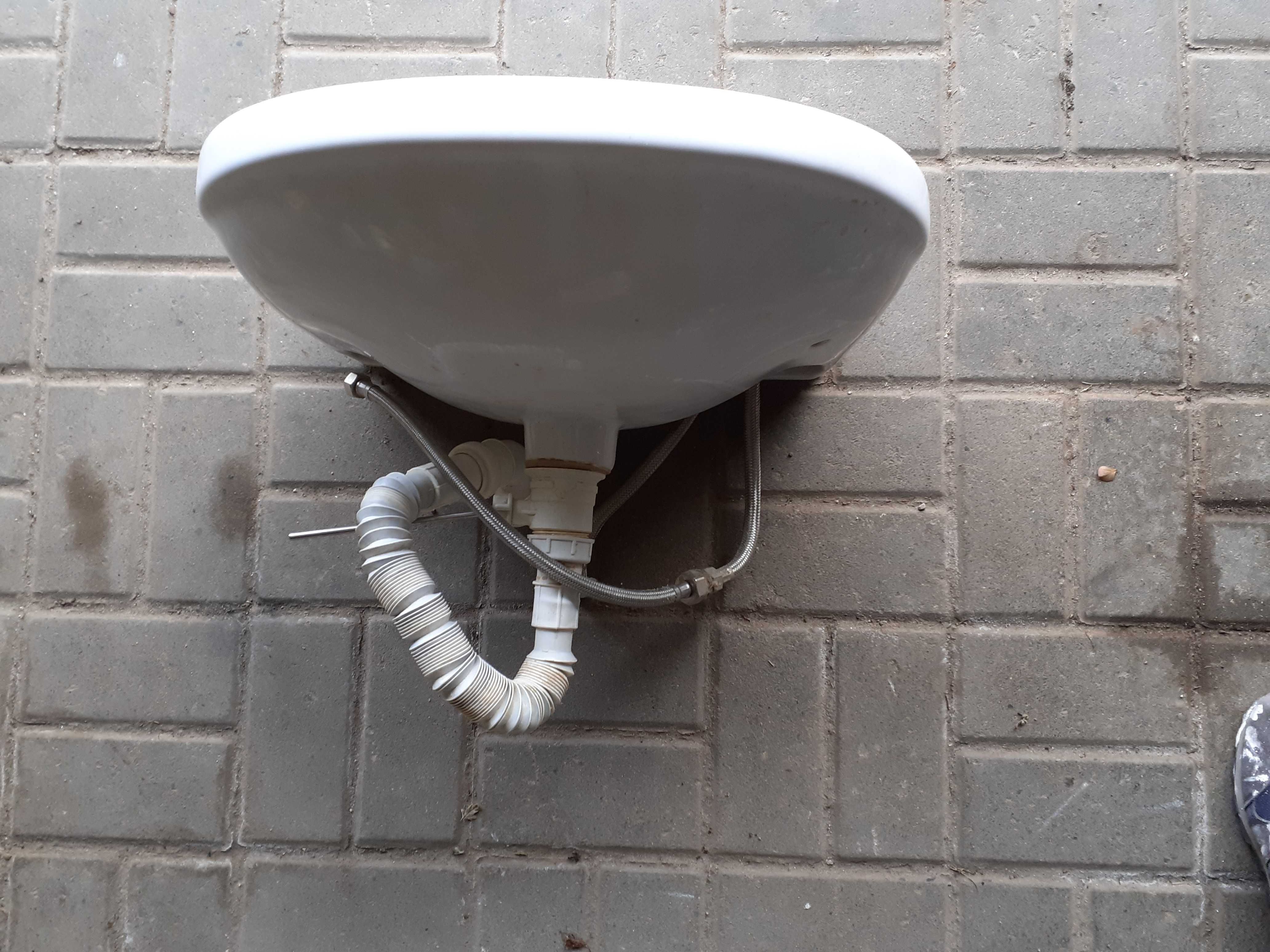 zlew porcelanowy z baterią umywalka