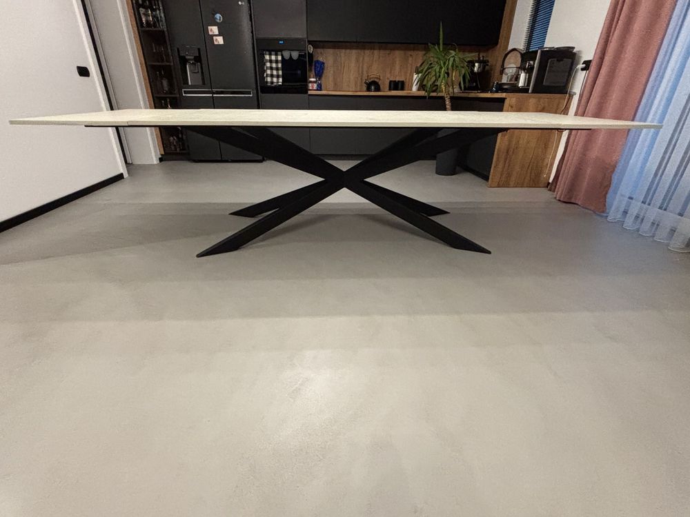Nowoczesny stół 200/300x100cm z blatem z mikrocementu – model "Pająk"