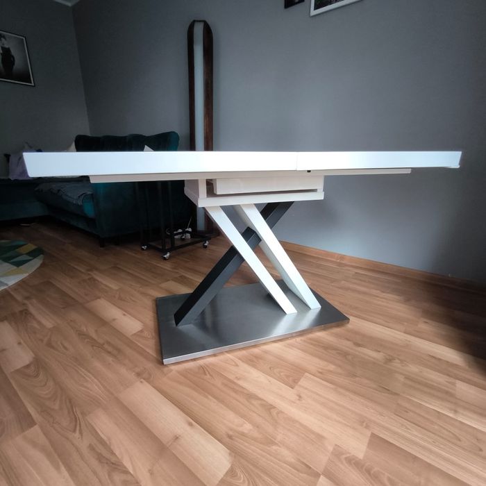 Biały stół z 4 krzesłami