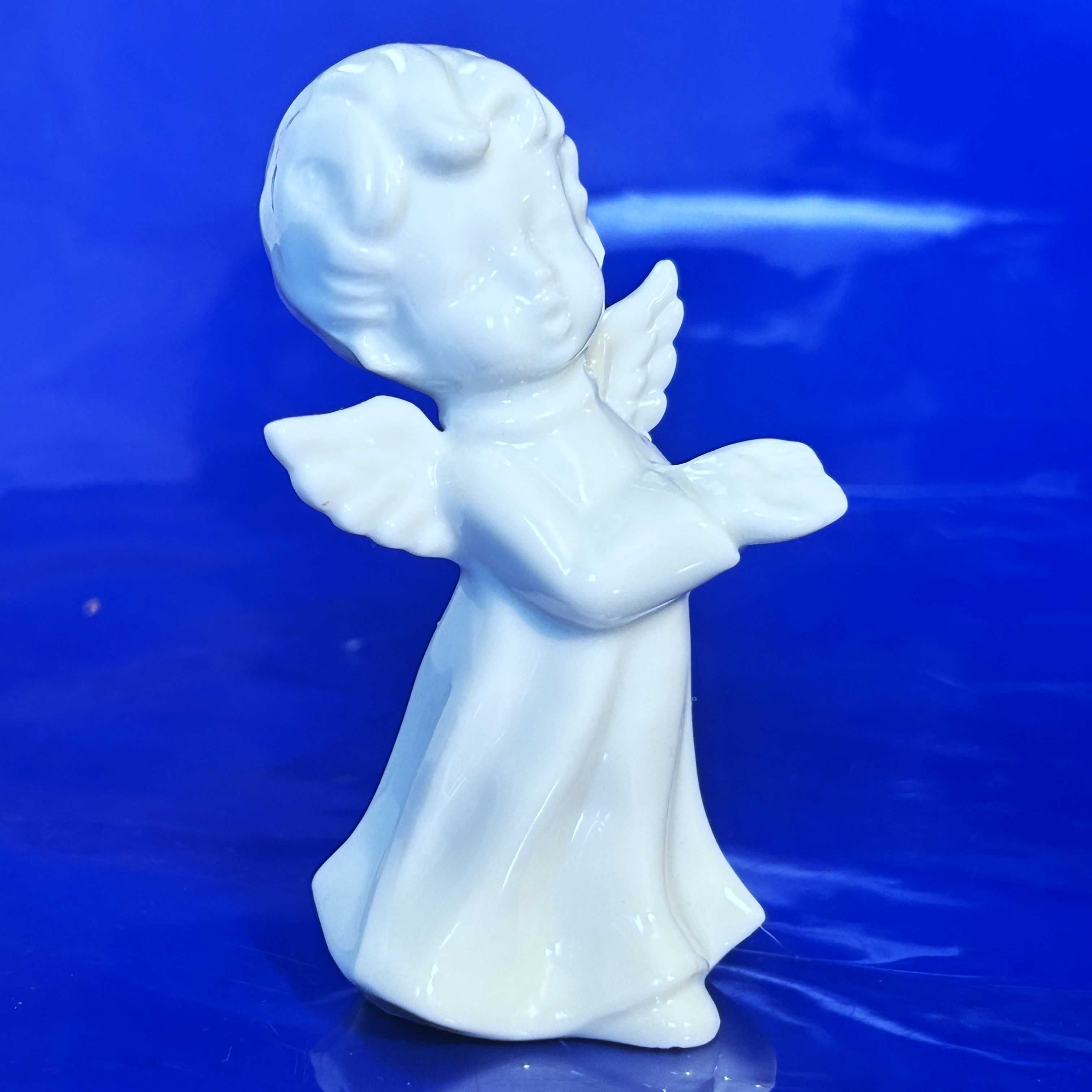 Figurka anioł. Biała porcelana, szkliwiona, kolekcjonerska