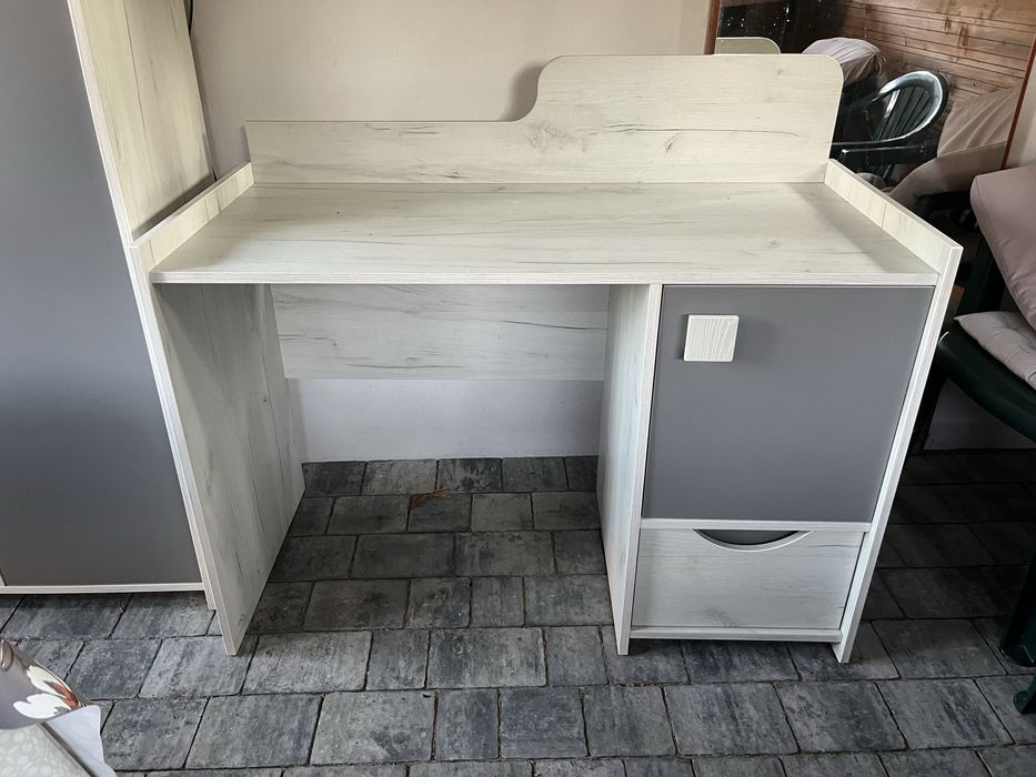 Zestaw mebli młodzieżowych