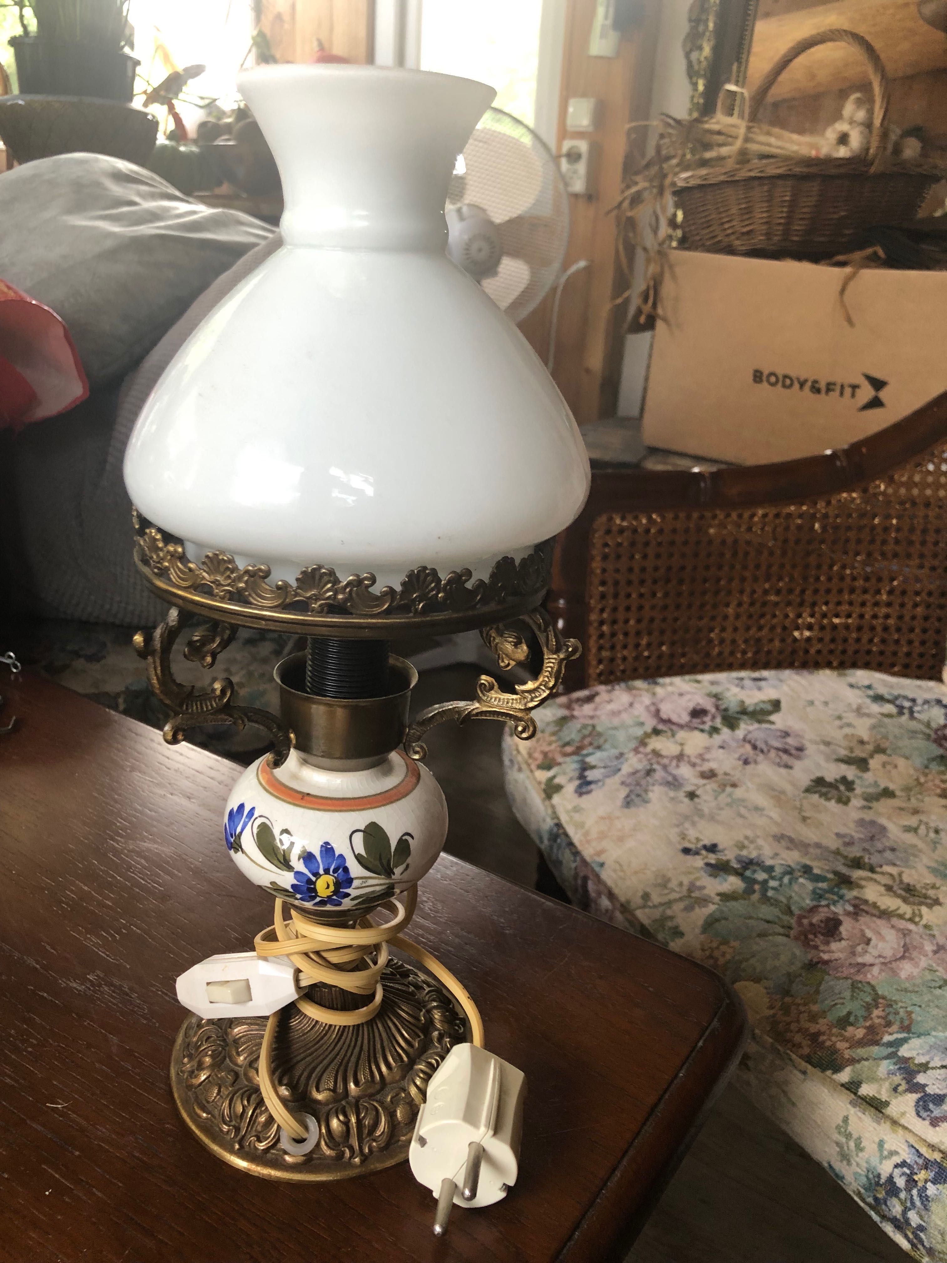 Mała, śliczna , mosiężna lampka ze szklanym kloszem, retro