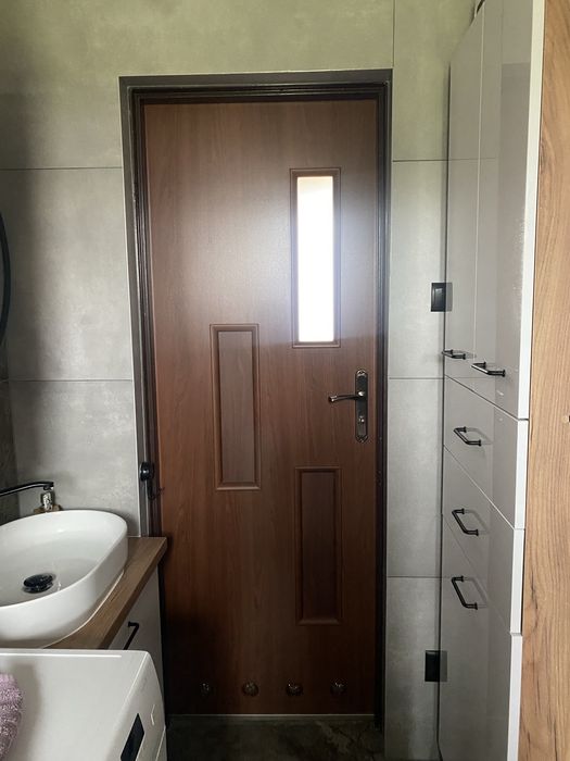 5 drzwi pokojowych, 1 łazienkowe, 1 do kotlowni