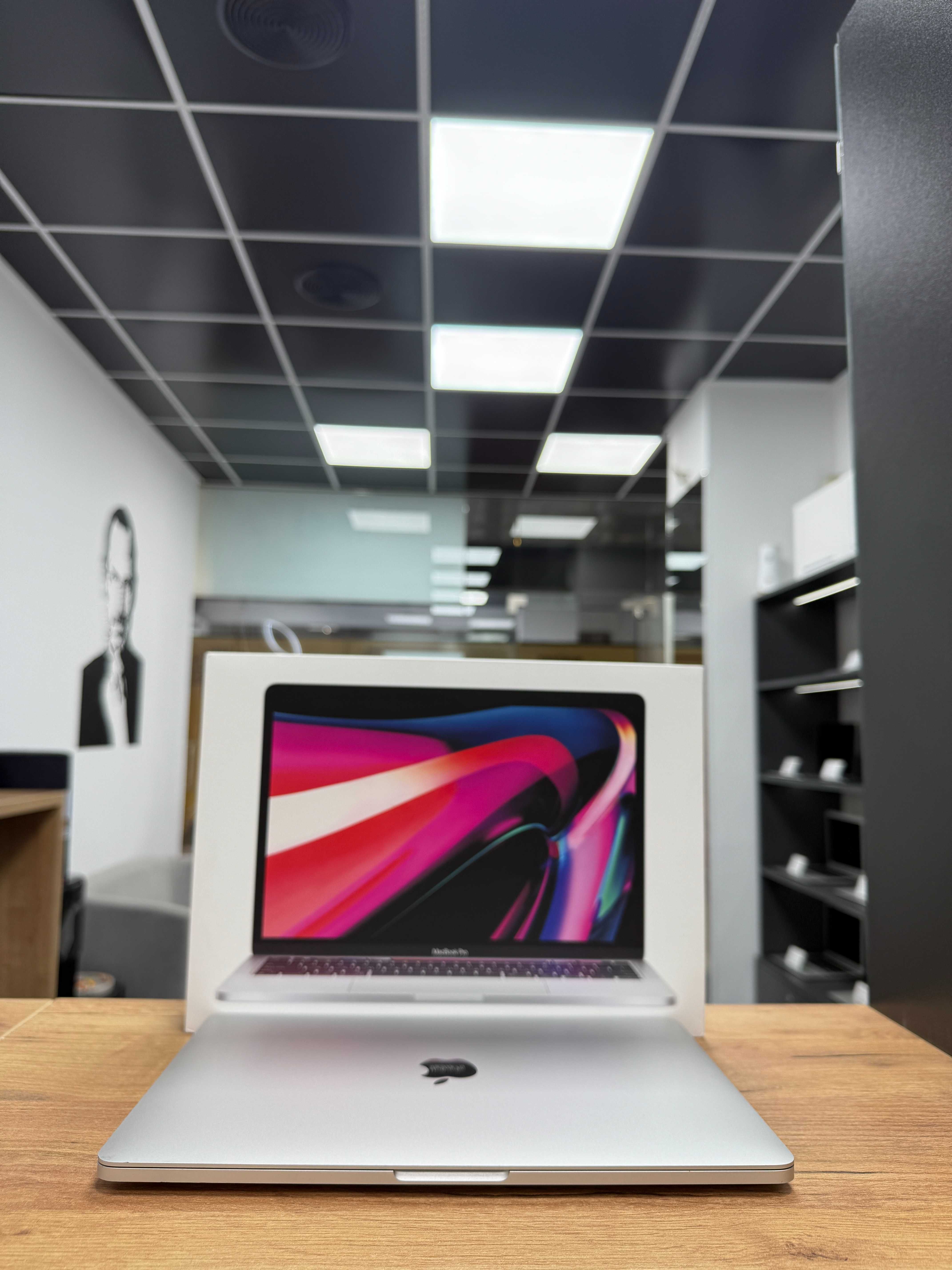 Macbook Pro 2020 (2022) (M1/8gb/256 ssd) повний комплект/ 90236SV