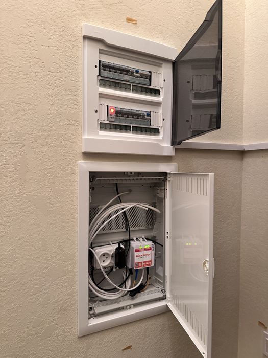 Продається двох кімнатна+ кухня студія+ підвал з Сауною і кімнатою