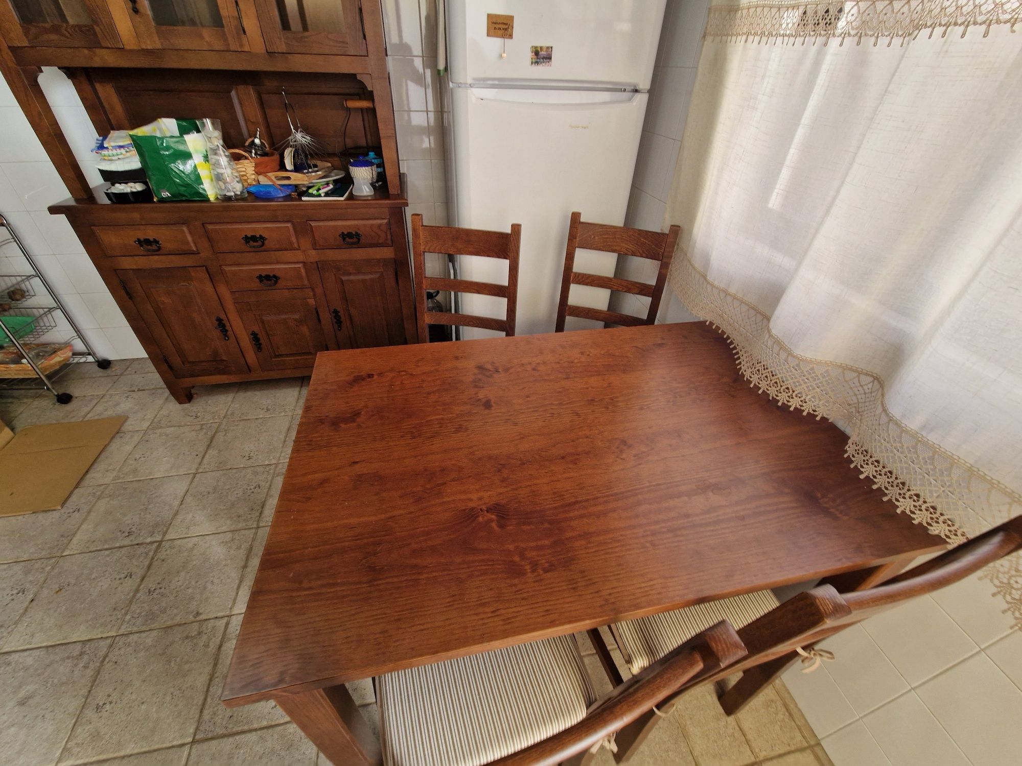 Louceiro com mesa e cadeiras