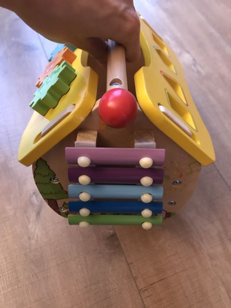 Domek aktywizujący Smily play, sorter, zegar, cymbałki, koła zębate