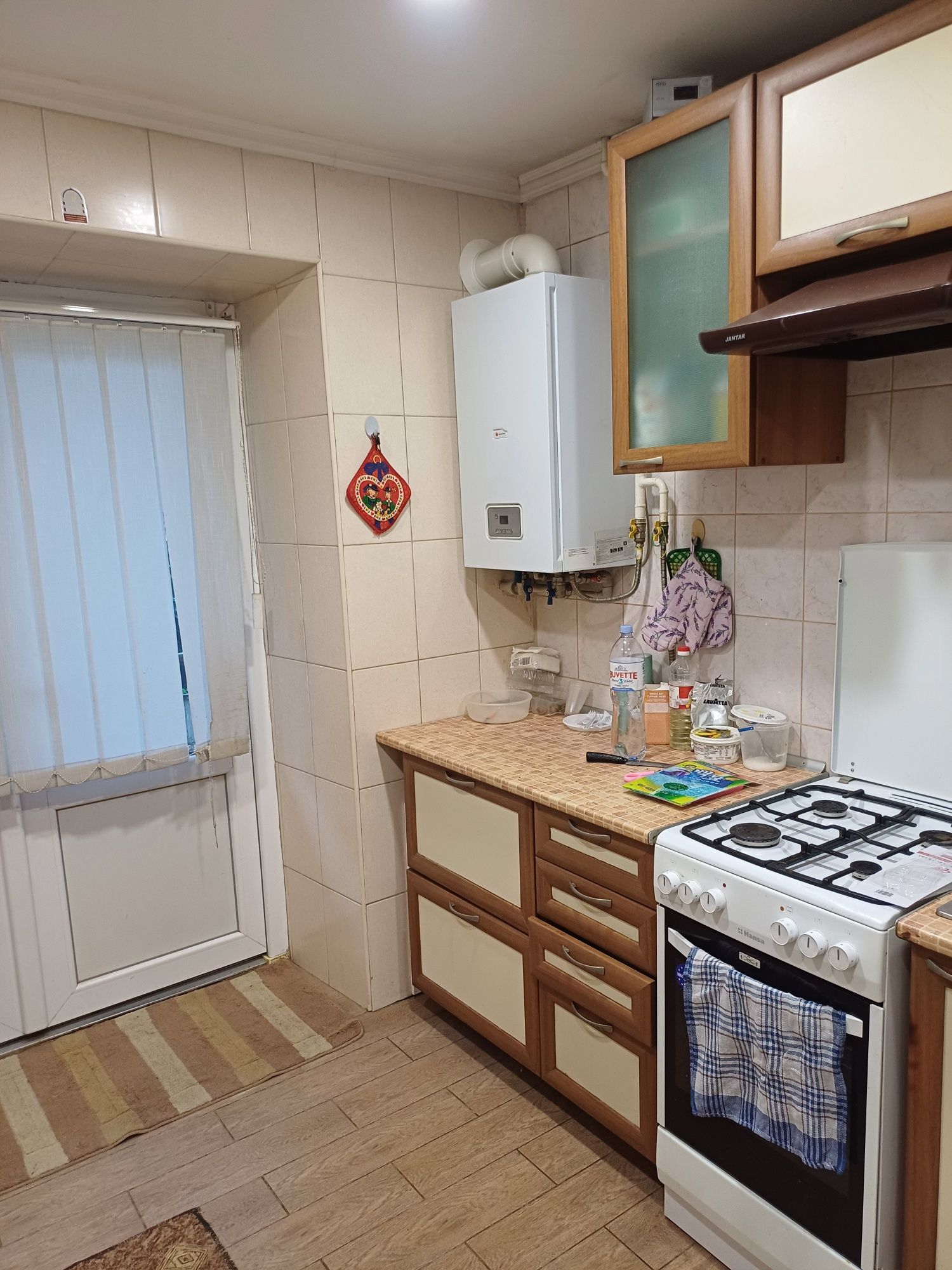 М.Новоселиця. Продається 2-кімнатна квартира на першому поверсі.