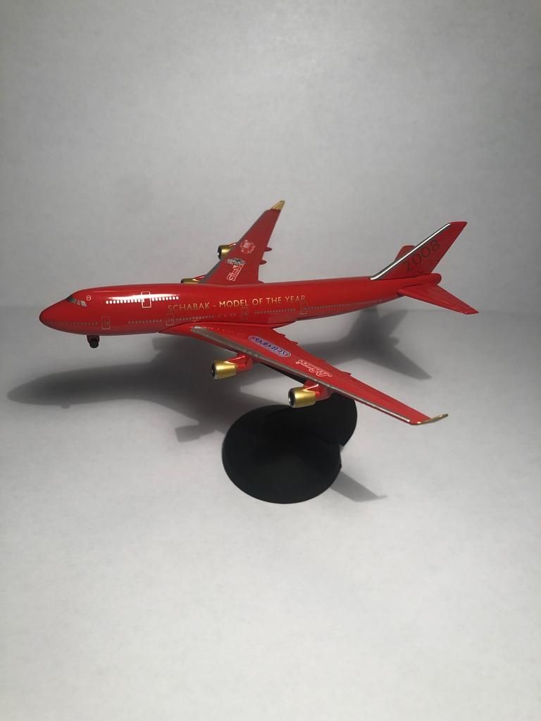 Modelo Boeing 747-400 vermelho