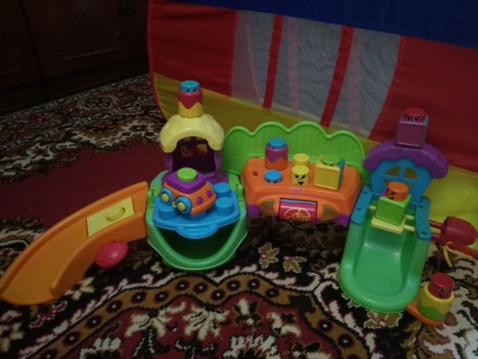 Музичний центр  місто друзів 
  Fisher Price