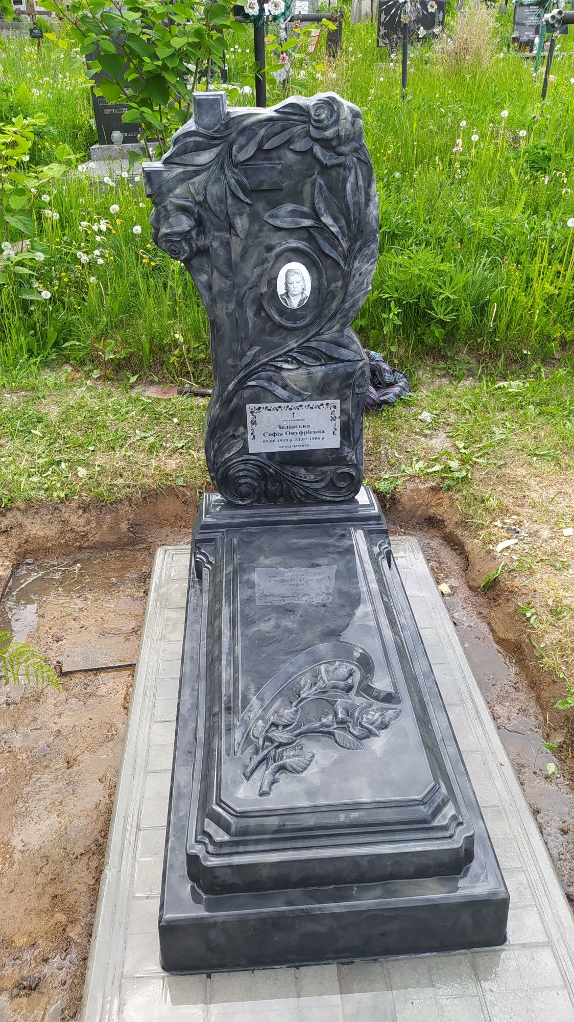 Пам'ятник з встановленням одинарний