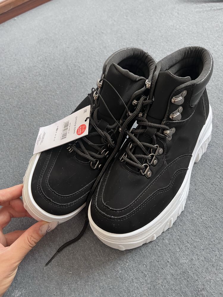 Sneakersy na platformie