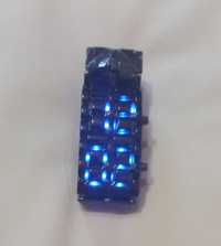 наручные электронные часы с синей подсветкой