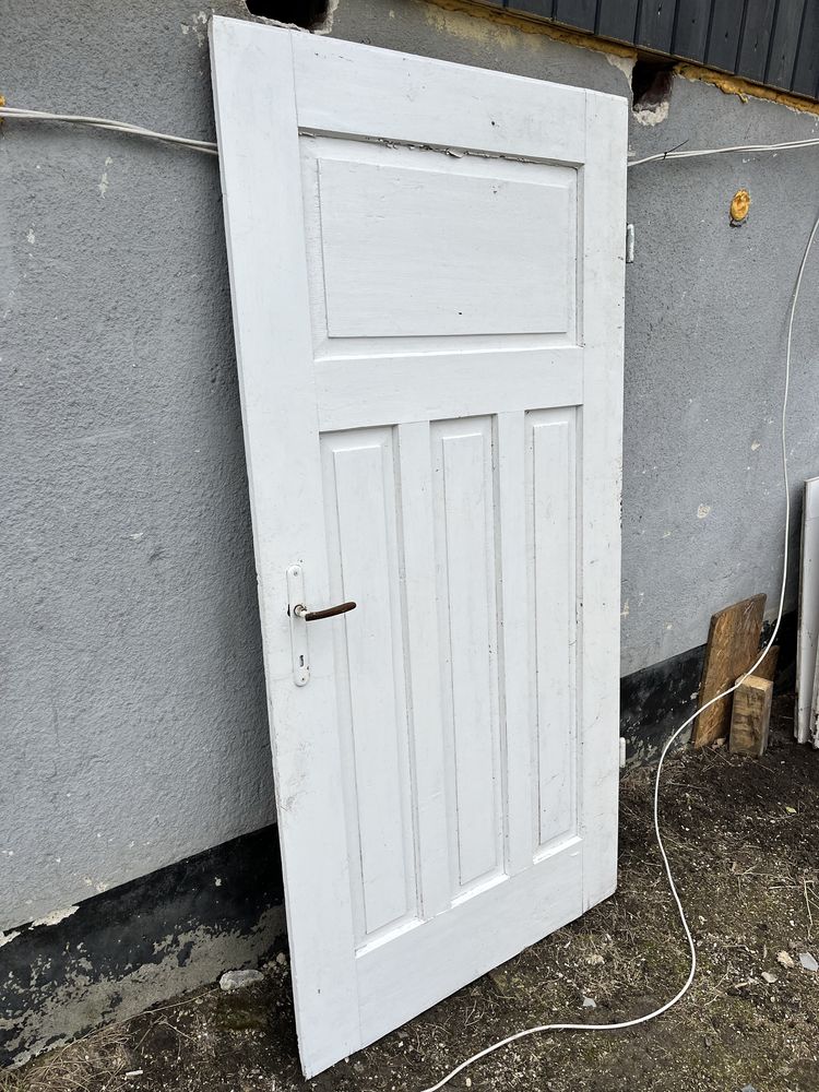 Stare drzwi bez futryn.