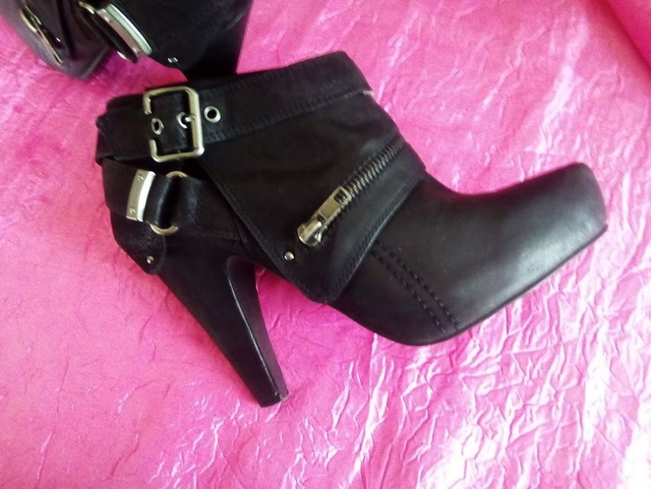 Sapatos pretos de senhora com salto alto nº 38/39