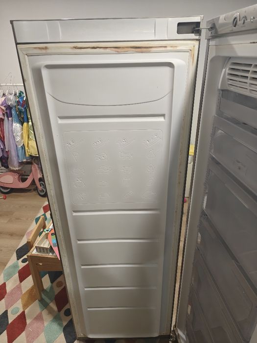 Arca Congeladora Vertical Ariston-Hotpoint  (Não funciona)