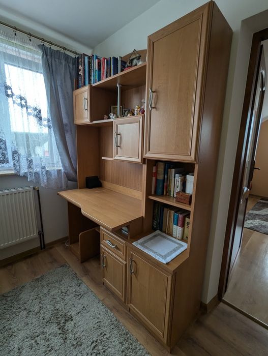 Meblościanka z biurkiem i szafą