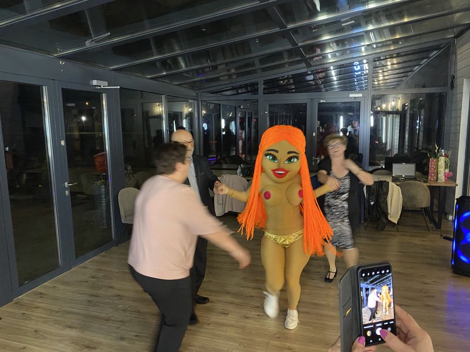 Helenka i Antonio, żywe tańczące maskotki , striptizer striptizeraka