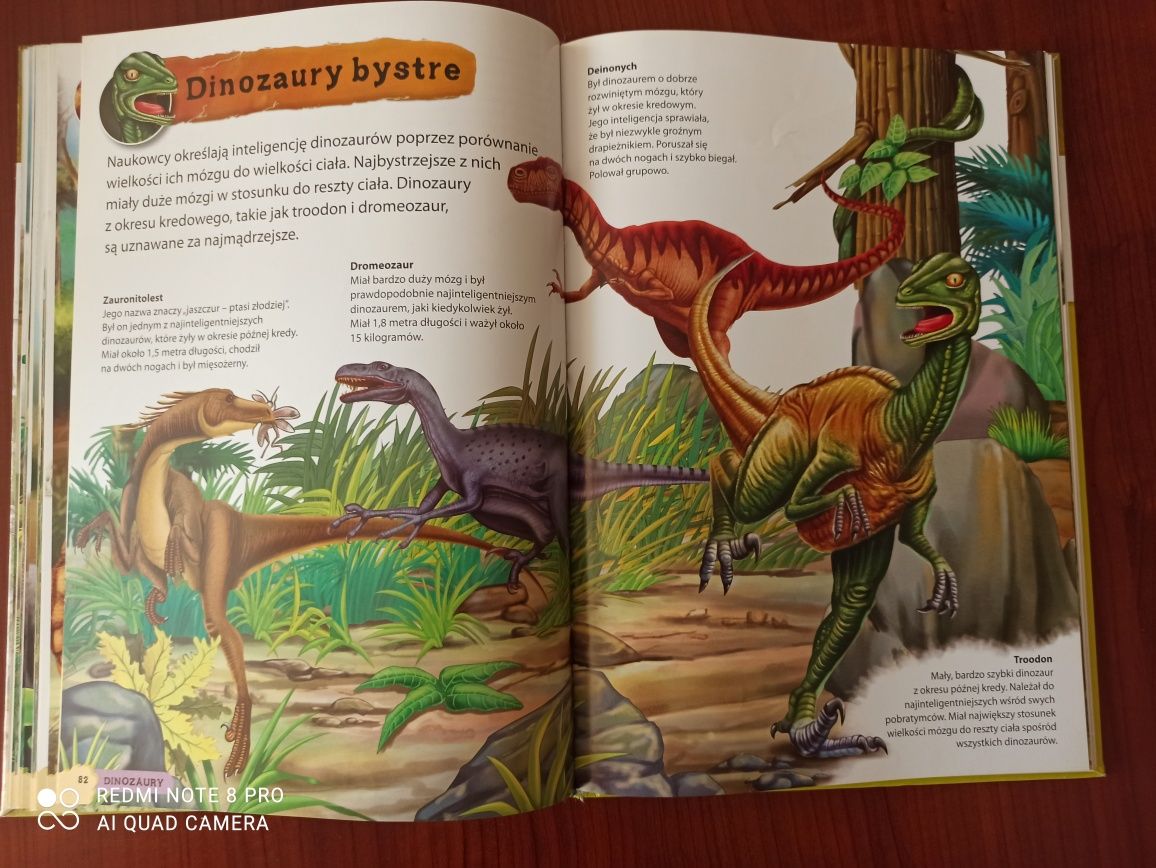 Ksiażka Świat Dinozaurów, oprawa twarda 158 stron