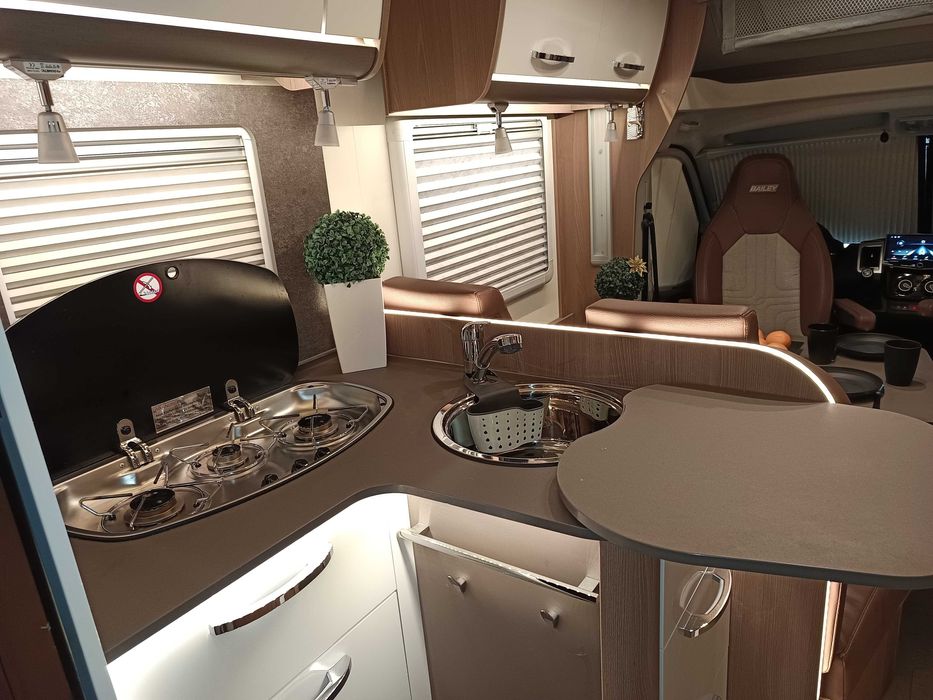 Wypożyczalnia / wynajem luksusowego kampera Bailey półintegra